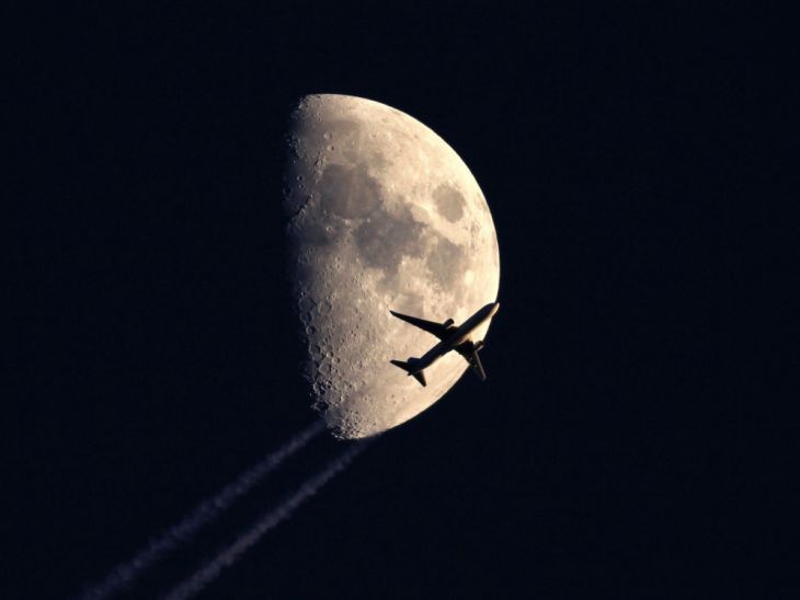 Flyr under månen