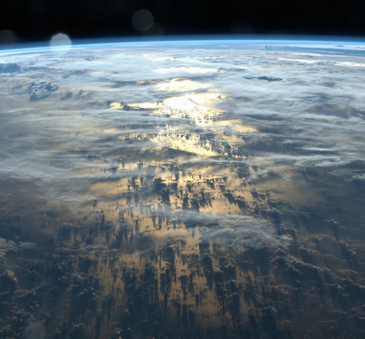 Sombras de milhares de quilômetros feitas por nuvens na superfície do planeta