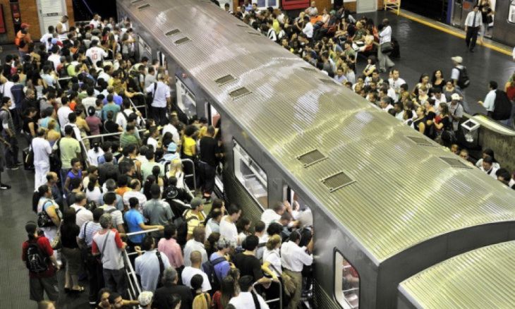 grande fila no Metrô de São Paulo