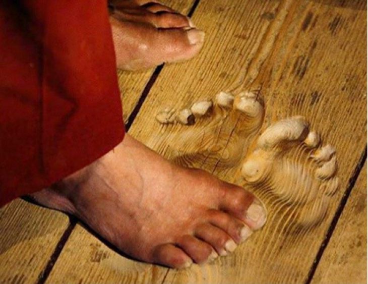 Las huellas de un monje desgastadas en el suelo después de rezar