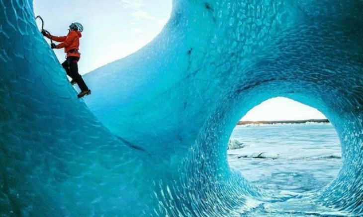 Uma caverna de gelo na Islândia