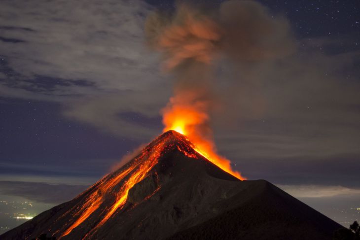 Przed eruocją wulkany trzęsą się i unosi się z nich dym