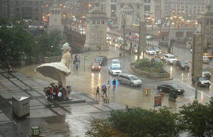O zi ploioasă tipică în Chicago, SUA