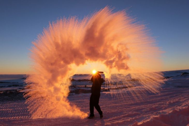Detta är vad som händer när man kastar hett te i luften i Arktis