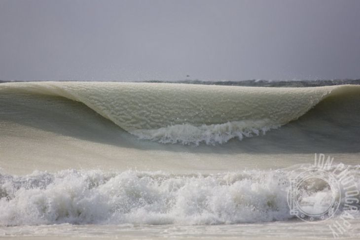 Jäätyneitä aaltoja saaren rannoilla