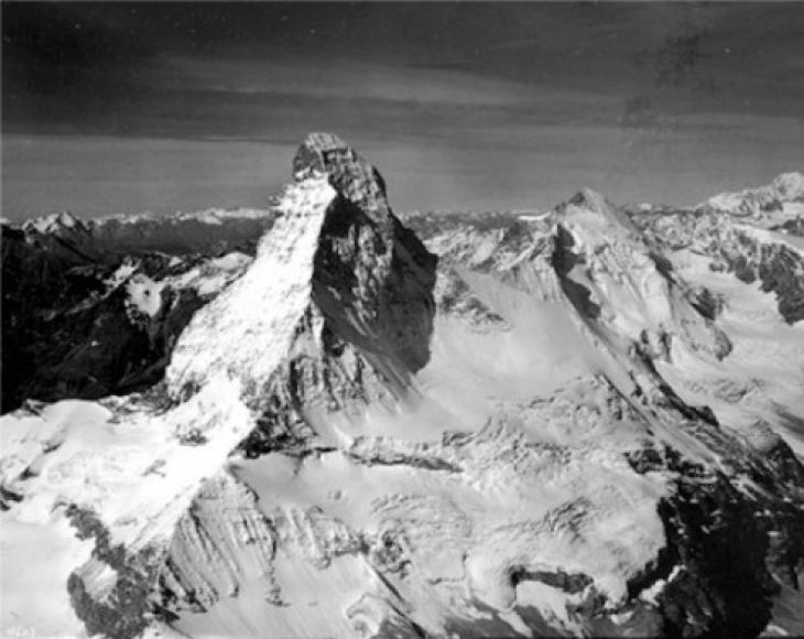 Matterhorn Berg in de Alpen. Augustus, 1960