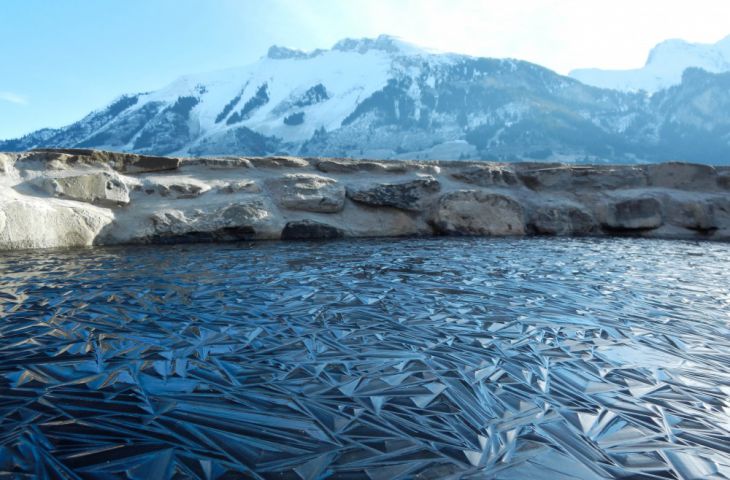 Een bevroren vijver in Zwitserland
