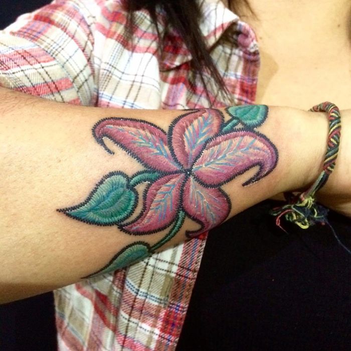 Tatuaż - duży kwiat