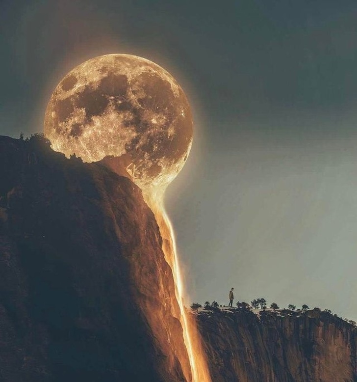 Enorme lua e cachoeira