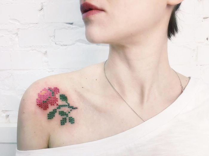 Tatuaż - delikatny kwiat.