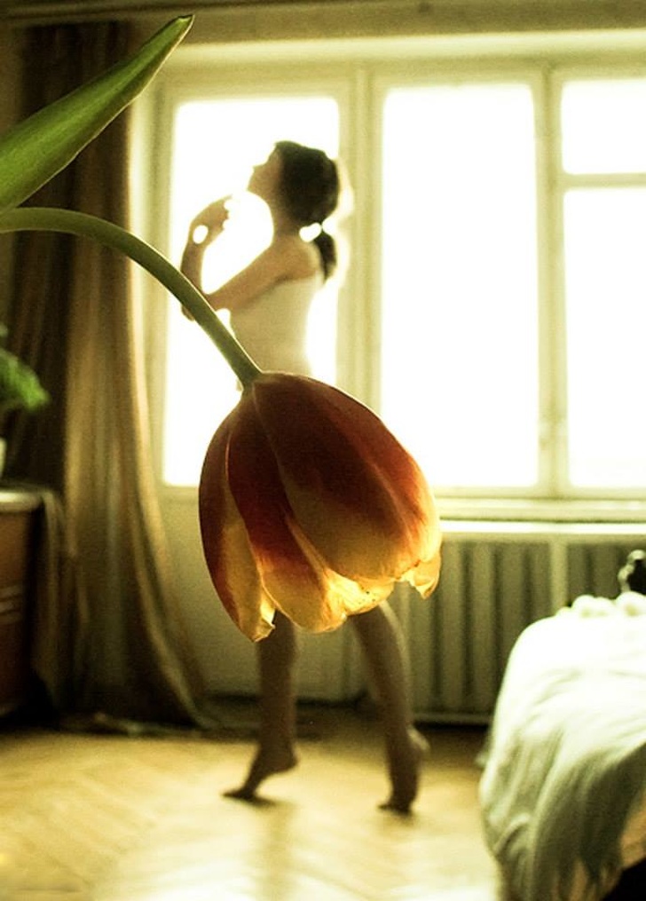 Dziewczyna z kwiatkiem zamiast spódnicy