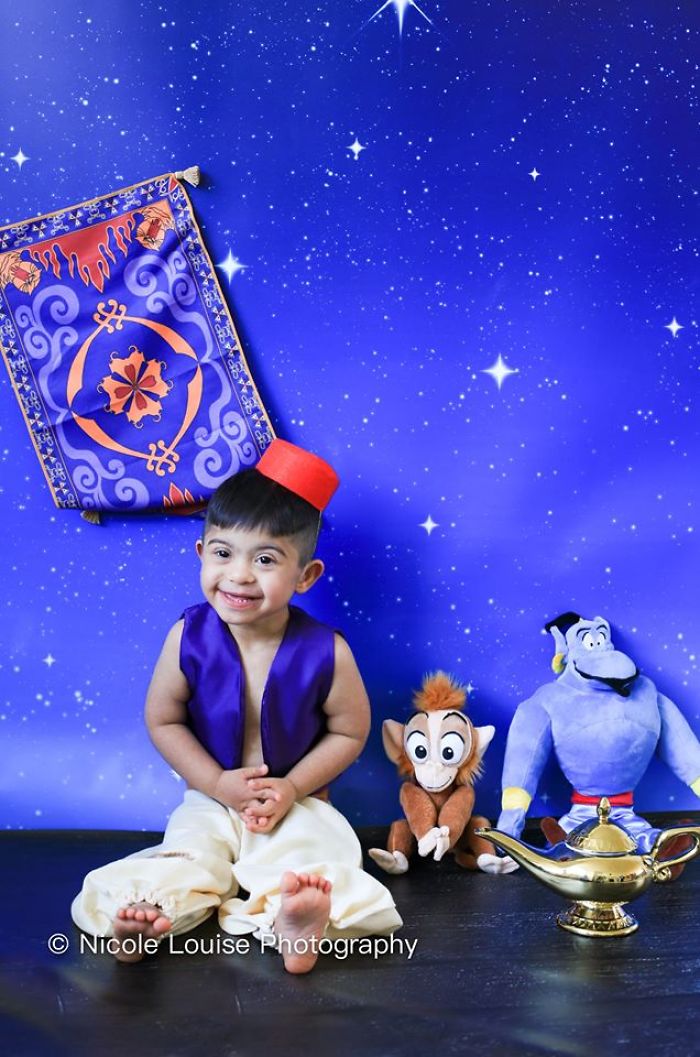 um menino com síndrome de Down em uma fantasia de Aladdin