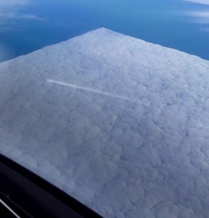 Samolot zamienił chmurę w kwadrat