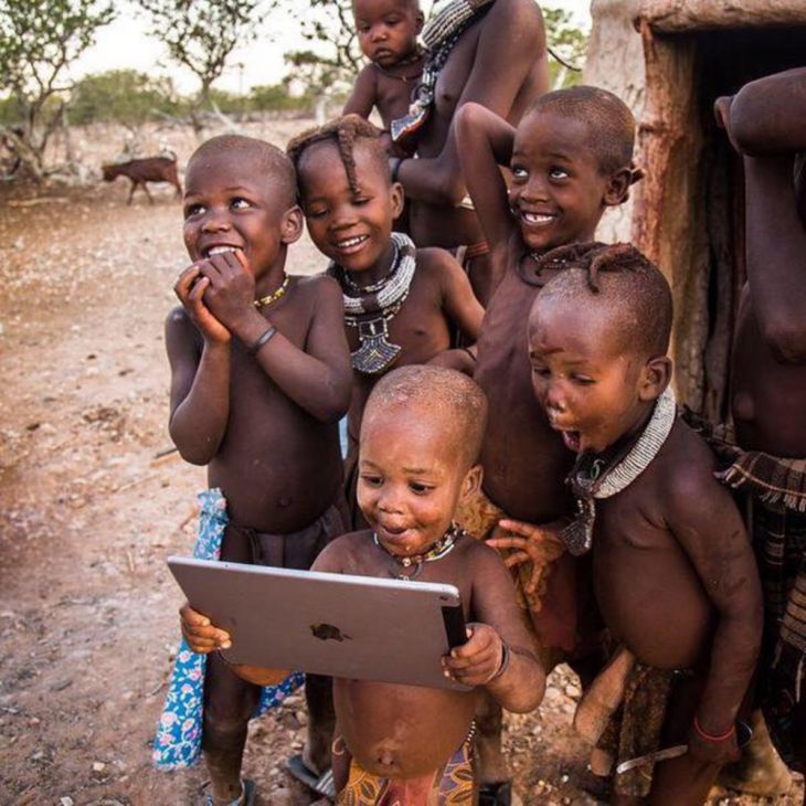 As crianças veem um tablet pela primeira vez