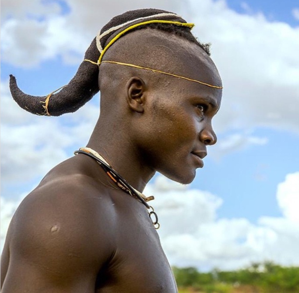 Ten człowiek z plemienia Himba w Namibii