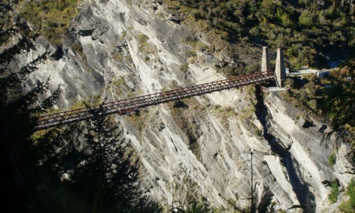 Estrada cruzando o Skippers Canyon, Nova Zelândia