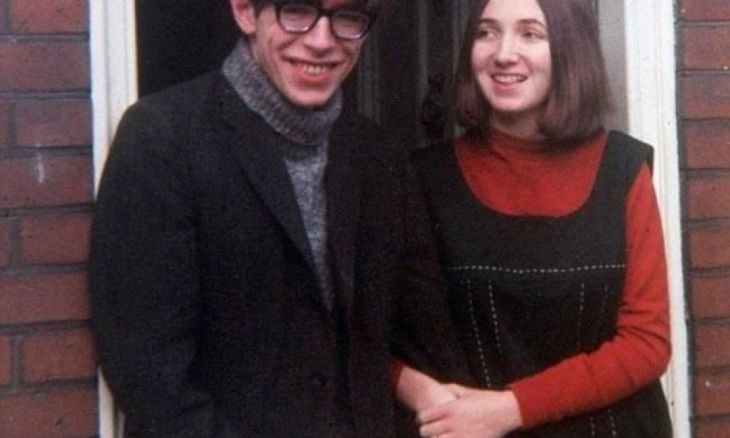 Stephen Hawking con futura esposa