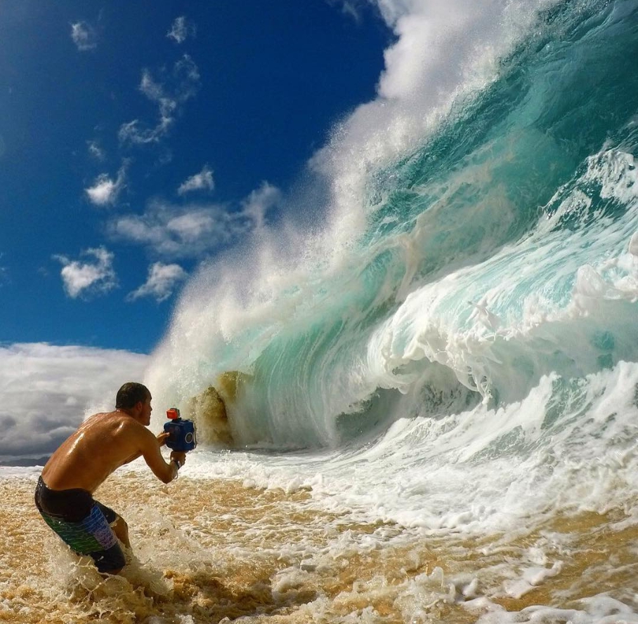 Contempla el poder de la ola y no olvides tomar una foto