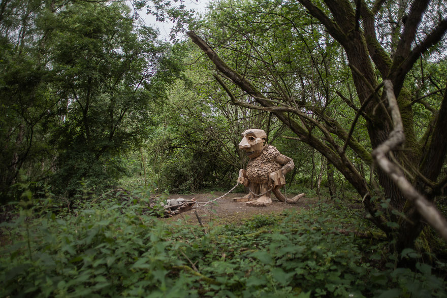 escultura na floresta 