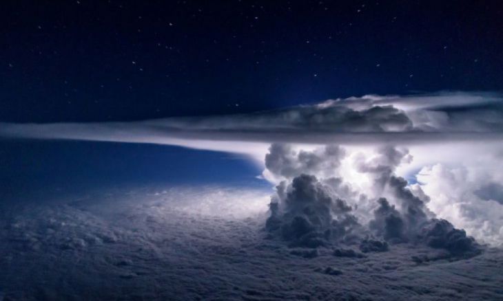 Formación tormentosa vista desde un avión a 11.000 metros