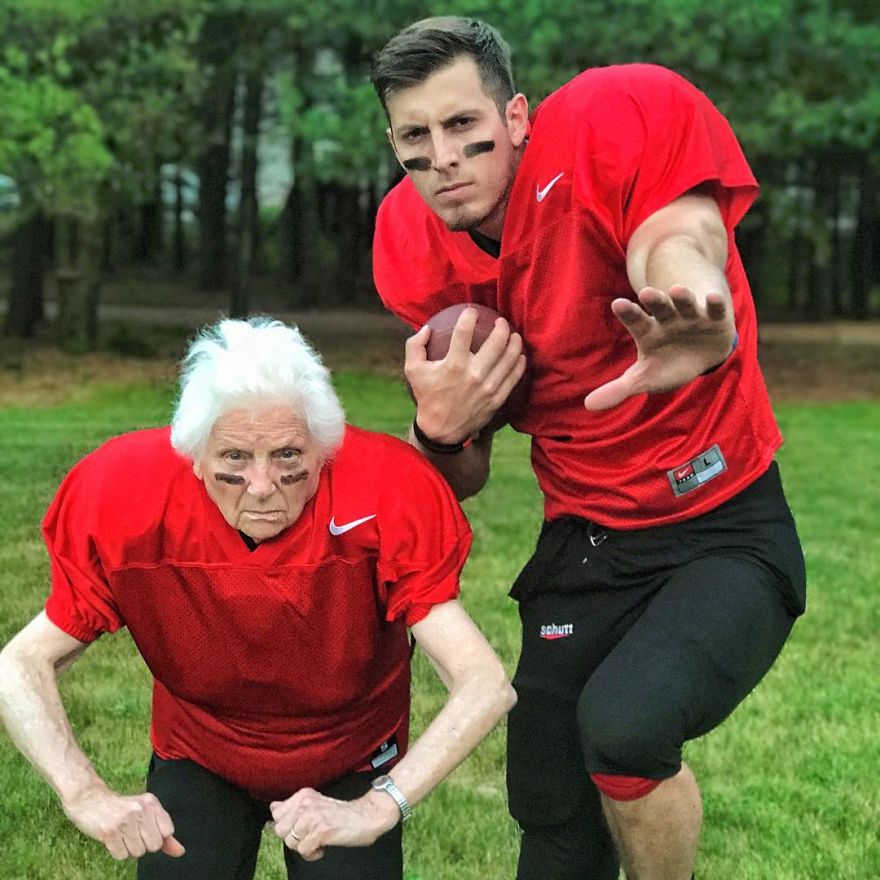 Avó e neto em uma roupa de jogadores de futebol