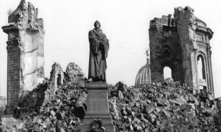 El monumento de Martin Luther en Dresden, Alemania, 1958