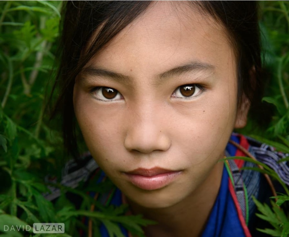 Ten portret przedstawia dziewczynę z plemienia Czarnych H'mongów
