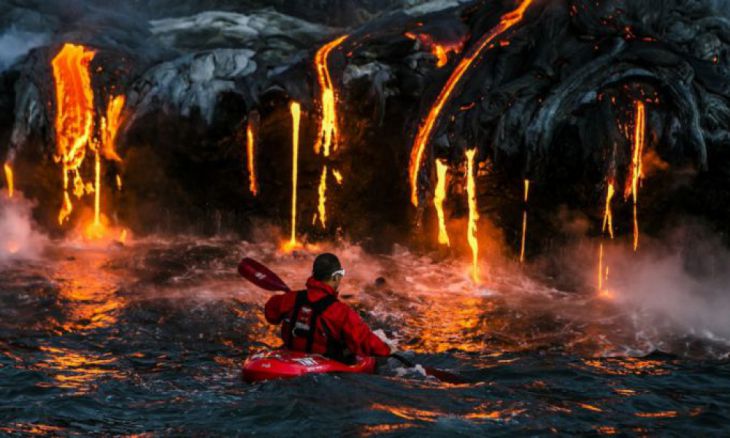 Kayak extremo cerca de lava fundida