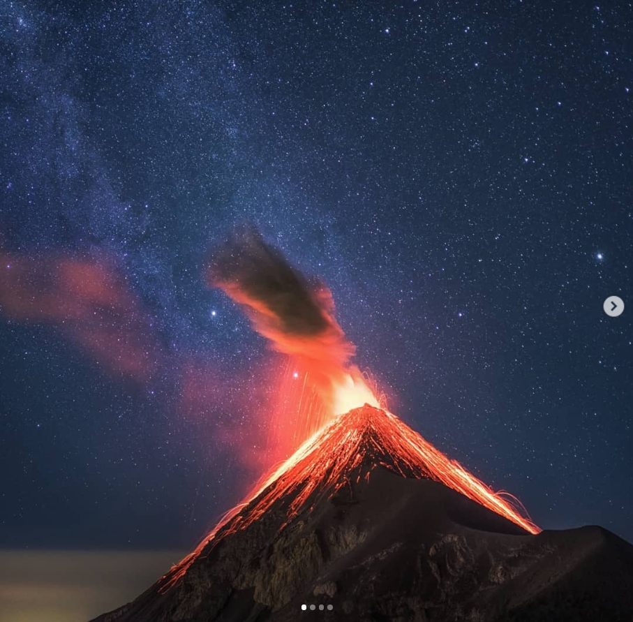 En Guatemala, un volcán en erupción con la cola de la vía láctea