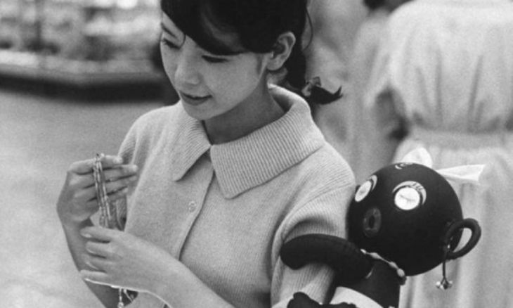 Mujer japonesa con un juguete