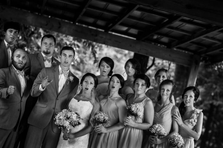 O fotógrafo caiu quando estava tirando esta foto de casamento