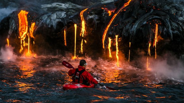 Prática extrema de caiaque próxima a lava derretida, Havaí