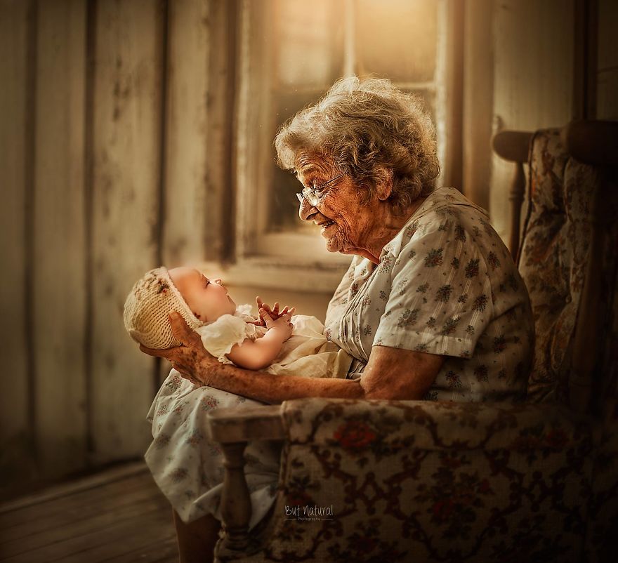 Bunica o ține pe nepoată