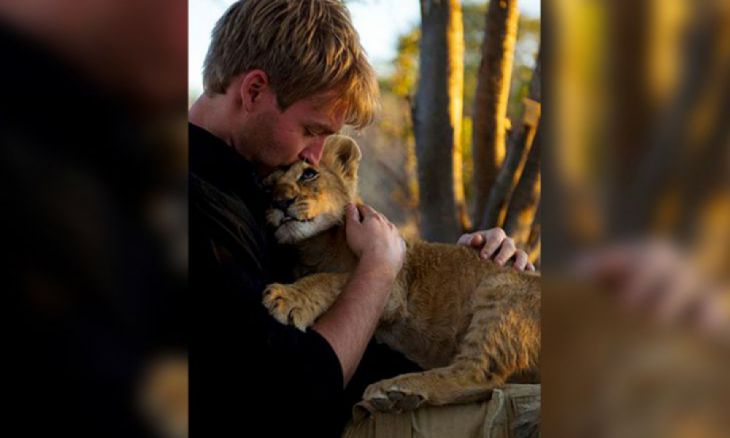 Un hombre ama a un cachorro de león