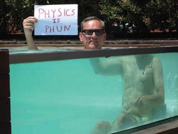 Física engraçada. Cabeça humana no aquário