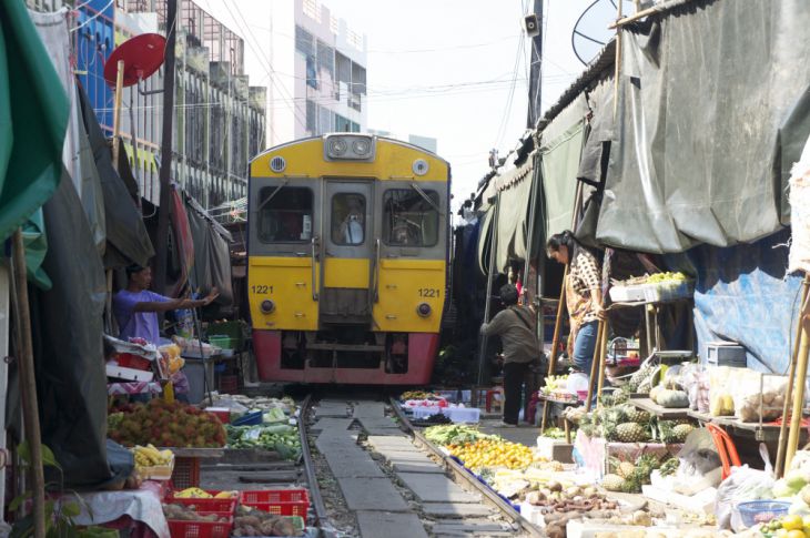 Mercado Maeklong en las vías del tren, Tailandia