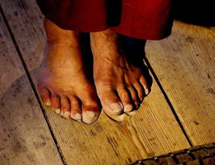 Tălpile unui călugăr au lăsat urme în podeaua