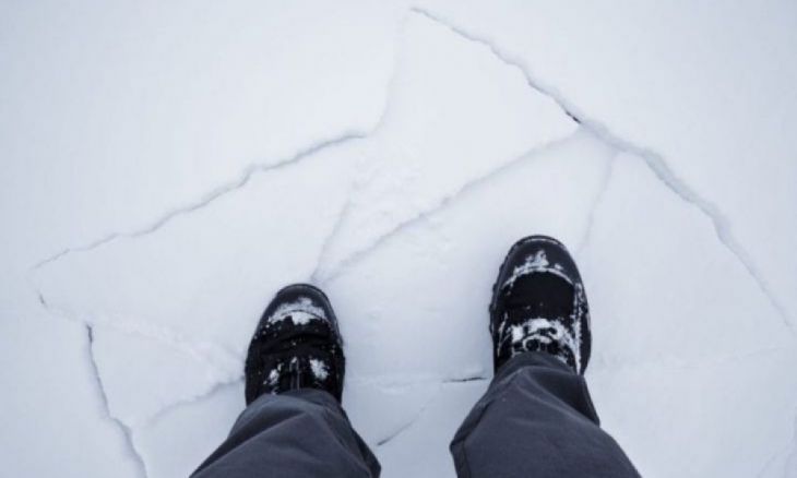 La nieve se está rompiendo bajo los pies