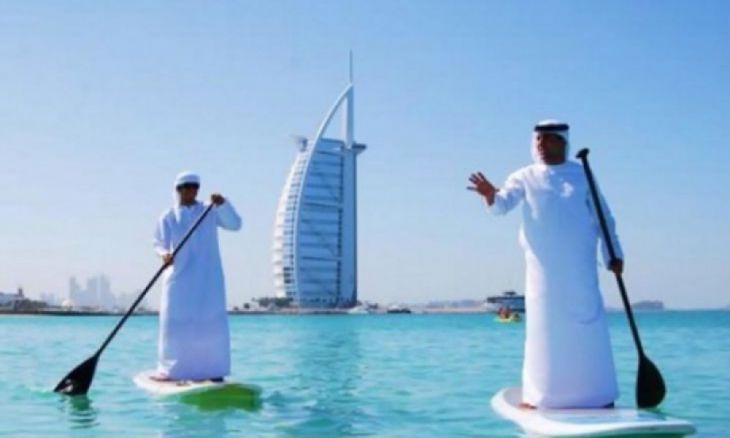 Κολυμπήστε στο ταμπλό στο Ντουμπάι