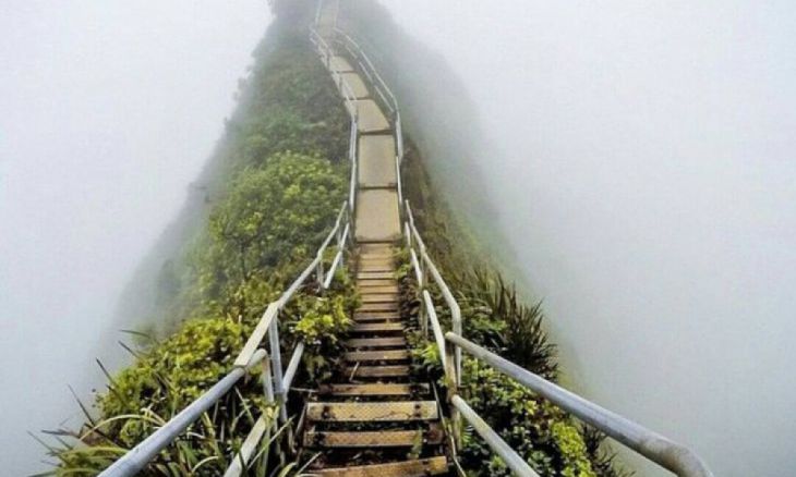 La “Escalera al Cielo”, una vez popular, en Oahu, Hawái