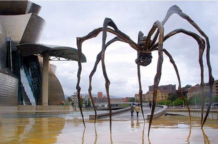 escultura de uma aranha 