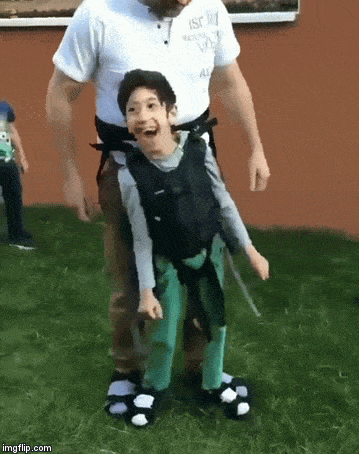 Este pai usa um suporte para o seu filho paralisado