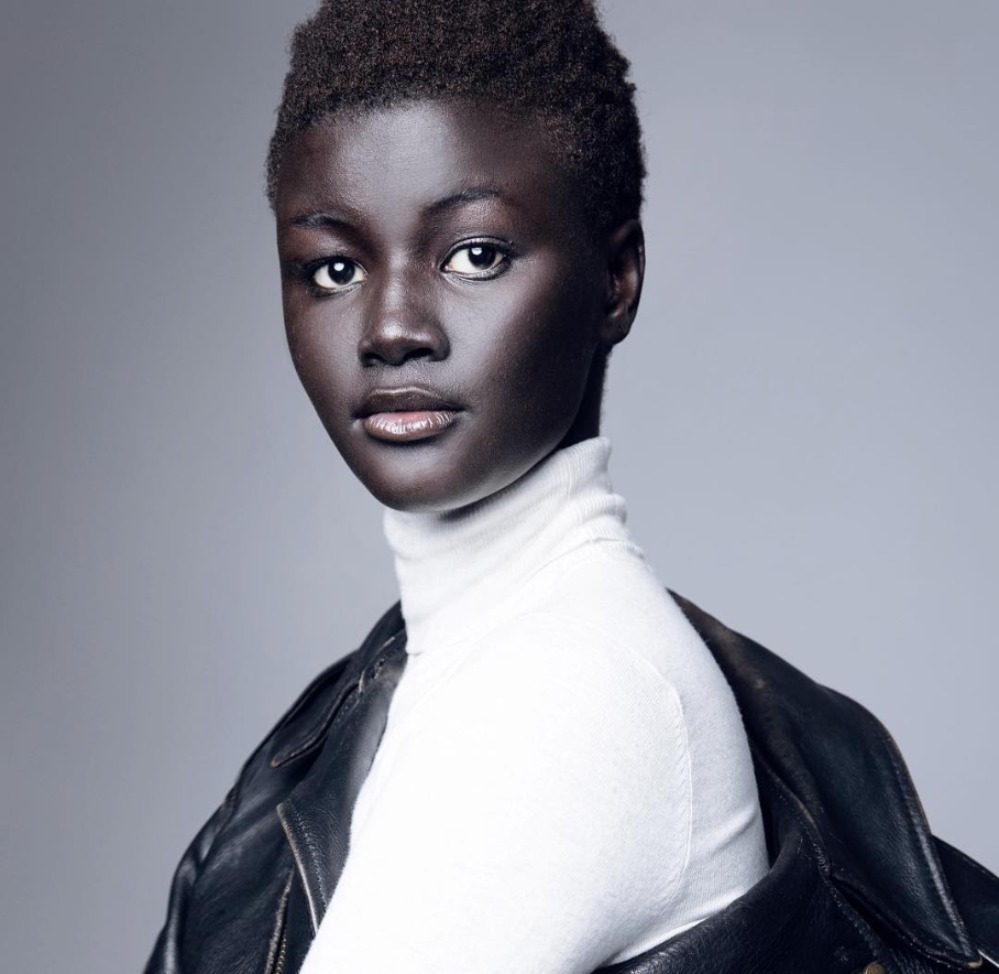 Η Khoudia Diop, η οποία έγινε γνωστή για το απίστευτο χρώμα του δέρματός