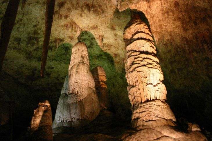 Kamienne filary w jaskini