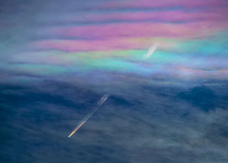 Um avião a transportar um arco-íris