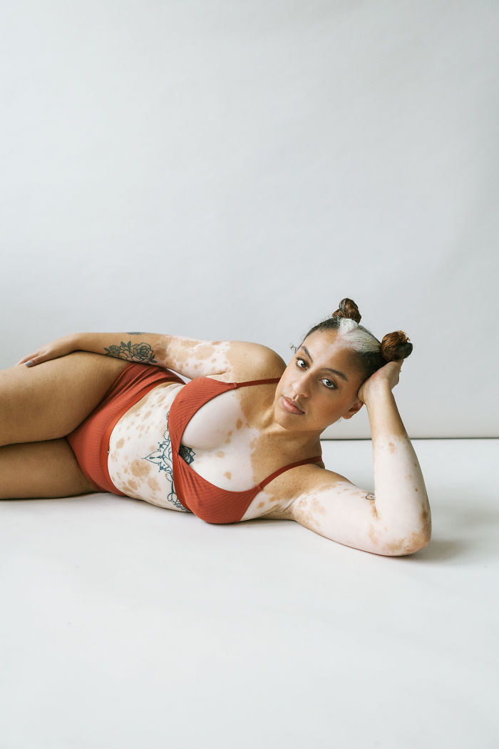 Garota de biquíni vermelho com tatuagens