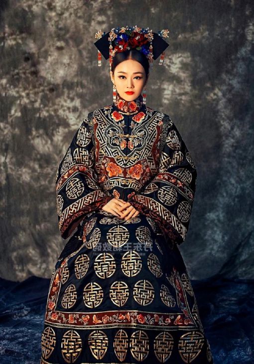 Garota em traje nacional chinês