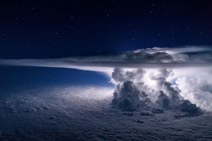 Cum se formează furtuna — vedere dintr-un avion la o înălţime de 11.000 metri 