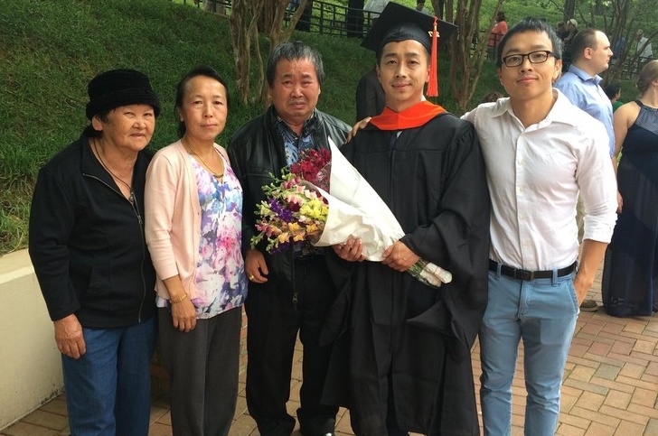 Fratele meu a fost primul din familie care a obținut o diplomă de master