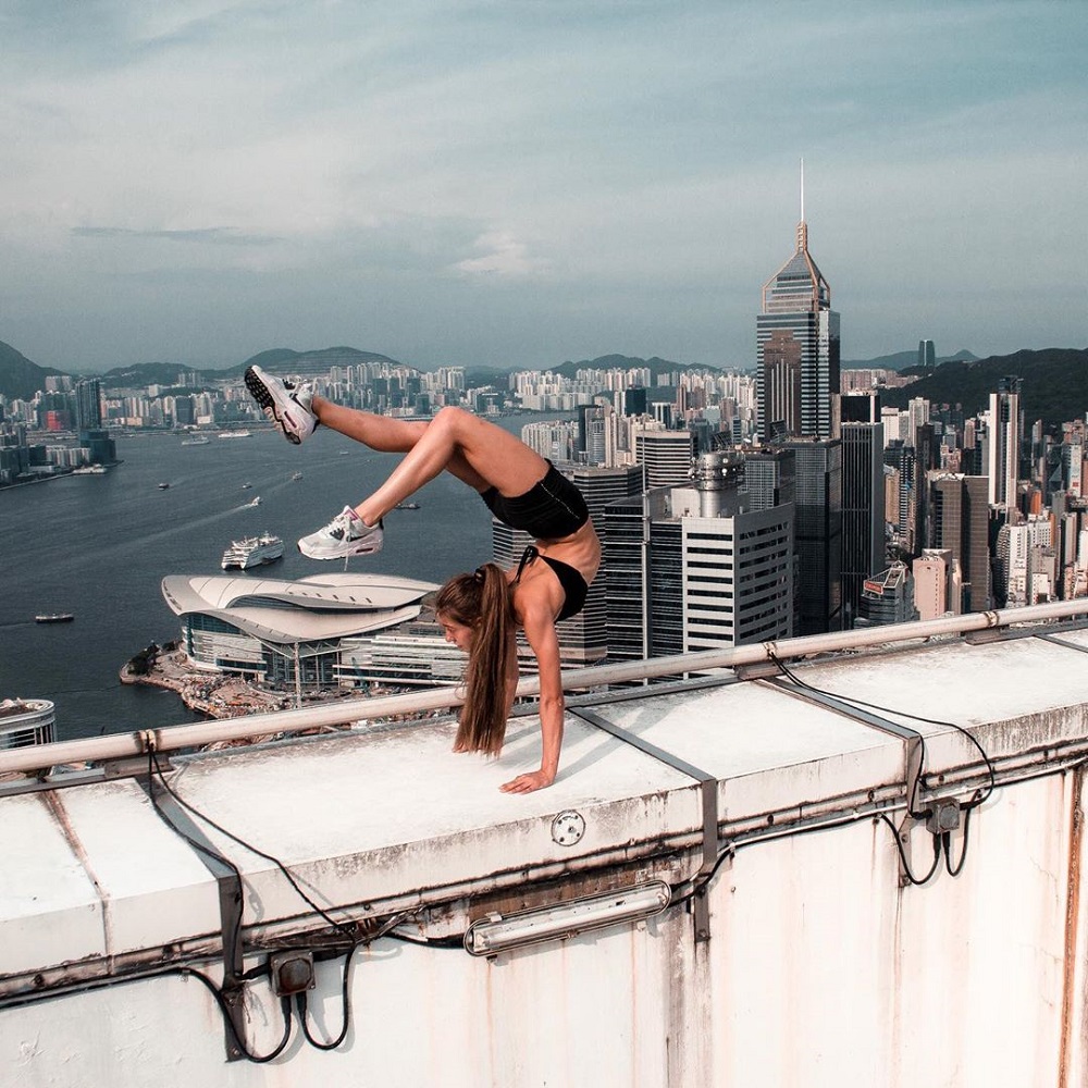 Χονγκ Κονγκ, κορίτσι ποζάρει σε μια στέγη